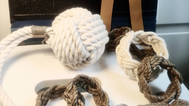 Boka Knopar med Fyrverket