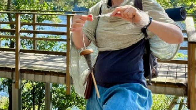 Boka Spinn på slända Lär dig bereda din ull och spinna på hängande slända med Josefin Waltin