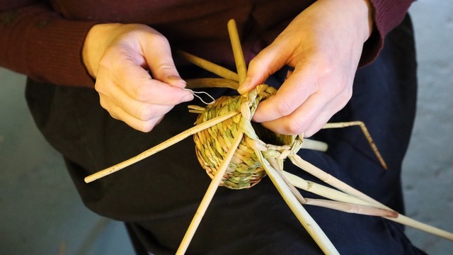 Boka Fläta en minikorg i säv