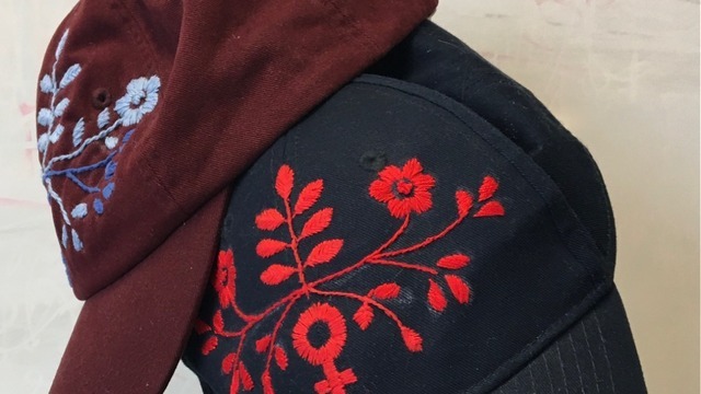 Boka Brodera folkdräktsinspirerade blommor med Mia Fernau 