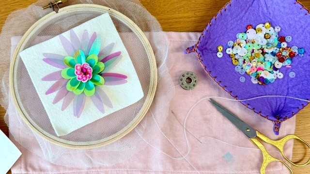 Boka Blommor i pärlor & paljetter – brodera en brosch och nyckelring