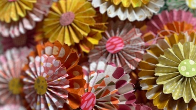 Boka Vika vårblommor i papper – till påskris & vårkrans  med Maria Högberg (Gupp)