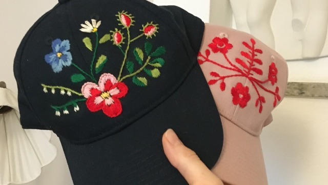 Boka Brodera folkdräktsinspirerade blommor med Mia Fernau