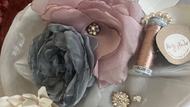 Boka Skapa textila blommor - En kurs i tyg, färg och fantasi med Flirty Flower by Lena Paulsson