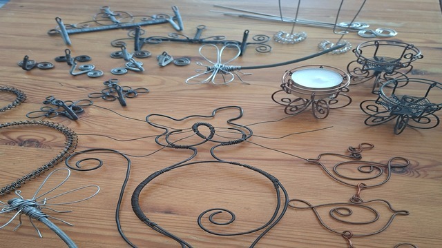 Boka Intro till  Luffarslöjd – forma i metalltråd med Åsa Sandh